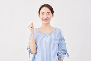 女性　ミドルエイジ　ガッツポーズ　白背景