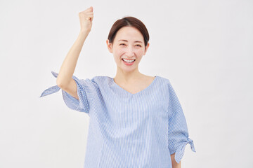 女性　ミドルエイジ　ガッツポーズ　白背景