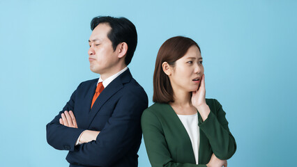 問題を抱えて悩んでいる男女ビジネスパーソン