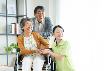 Fototapeta premium 自宅で介護サービスを受けるシニアの夫婦