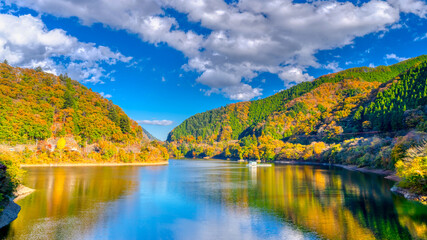 東京・奥多摩湖の紅葉