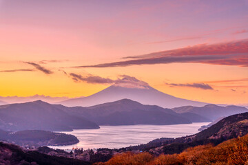 日没の富士山　芦ノ湖