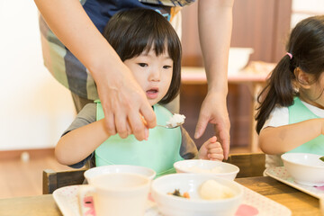 保育園でランチを食べる園児