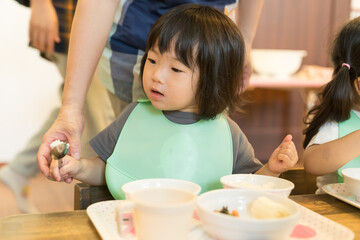 保育園でランチを食べる園児