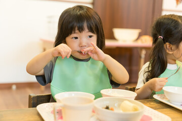 保育園でランチを食べる園児