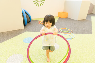 室内遊具で遊ぶ女の子の幼児