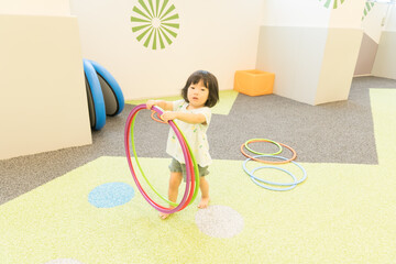 室内遊具で遊ぶ女の子の幼児