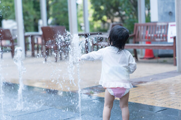 マンション広場の噴水で遊ぶ日本人の幼児
