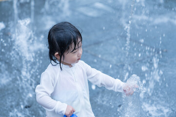 マンション広場の噴水で遊ぶ日本人の幼児