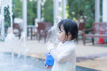 マンション広場の噴水で遊ぶ日本人の幼児