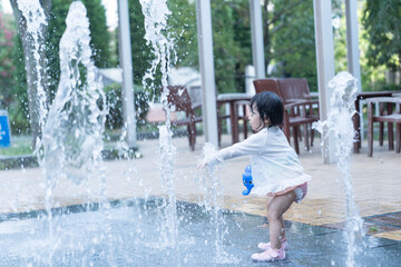 マンション広場の噴水で遊ぶ日本人の幼児