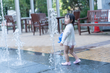 マンション広場の噴水で遊ぶ日本人の幼児
