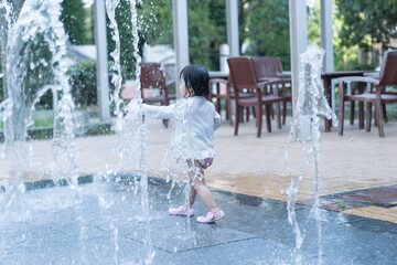 マンション広場の噴水で遊ぶ日本人の幼児