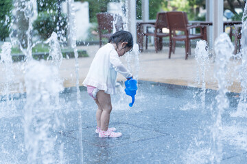 マンション広場の噴水で遊ぶ日本人の幼児