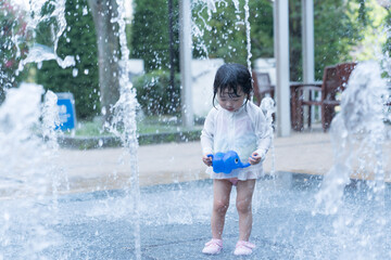 マンション広場の噴水で遊ぶ日本人の幼児
