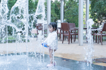 マンション広場の噴水で遊ぶ日本人の幼児