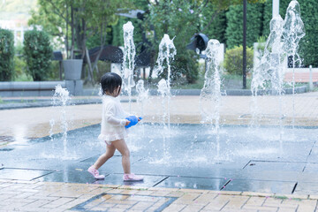 マンション広場の噴水で遊ぶ日本人の幼児