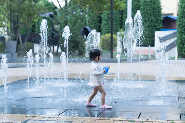 マンション広場の噴水で遊ぶ日本人の幼児