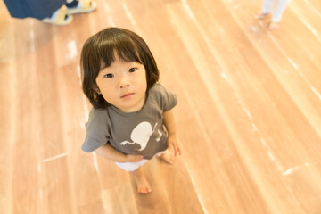 おもちゃで遊ぶ女の子の幼児