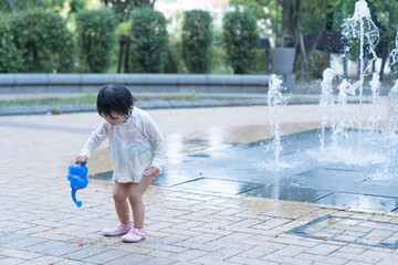 マンション広場の噴水で遊ぶ日本人の幼児