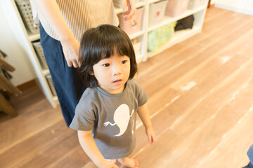 おもちゃで遊ぶ女の子の幼児