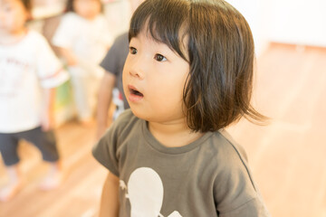 おもちゃで遊ぶ女の子の幼児