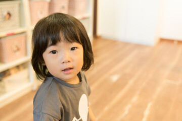 おもちゃで遊ぶ女の子の幼児