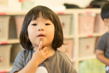 おもちゃで遊ぶ女の子の幼児