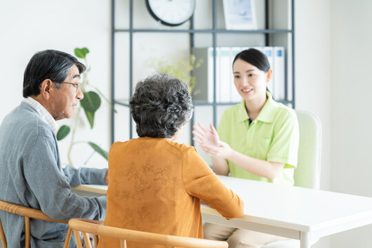 ケアマネジャーに介護の相談をするシニアの夫婦