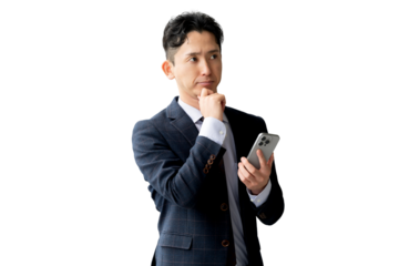 スマートフォンを持つ男性ビジネスマン(背景透過PNG)