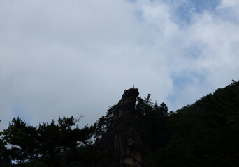 岩峰に立つロッククライマー