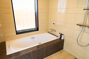 青空の南国リゾート・一軒家ヴィラホテルのお風呂、バスルーム、浴室の浴槽とレインシャワー（沖縄県宮古島市）