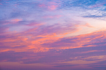 Obraz premium Dramatic golden sunset sky with vivid orange and purple clouds.beautiful twilight sky background with bright orange clouds during sunset.majestic evening sky with colorful cloudscape at golden hour.