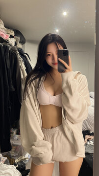 部屋で、リラックスして鏡に向かって自撮りをしています