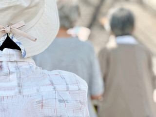 たくさんの高齢女性の後姿