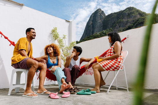 Fototapeta Group of friends enjoying a rooftop gathering in Rio de Janeiro