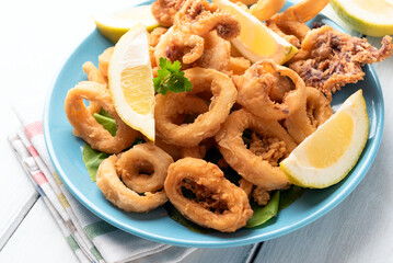 Calamari fritti con limone fresco, antipasti italiani 
