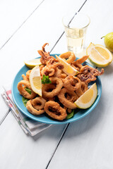 Calamari fritti con limone fresco, antipasti italiani 