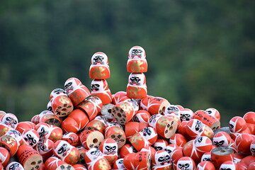 Naklejka premium Stacked daruma