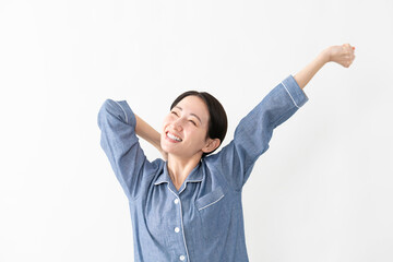 パジャマを着ている女性　ライフスタイルイメージ