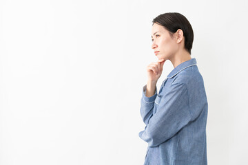 パジャマを着ている女性　ライフスタイルイメージ