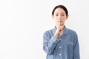 パジャマを着ている女性　ライフスタイルイメージ