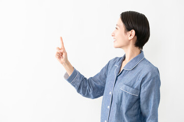 パジャマを着ている女性　ライフスタイルイメージ