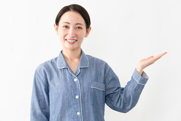パジャマを着ている女性　ライフスタイルイメージ