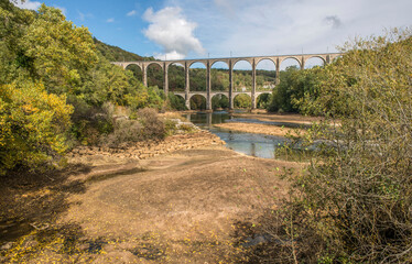 Viaduc de Cize-Bolozon en période de basses eaux sur l'Ain à Corveissiat, Revermont, France