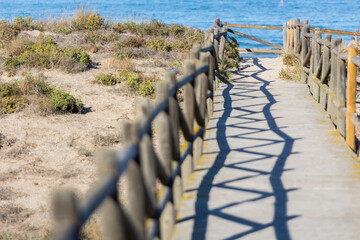 Camino de madera hacia la playa