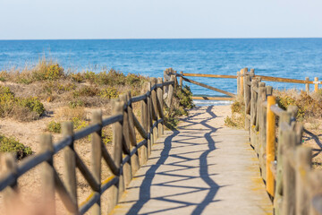Camino de Madera hacia la playa