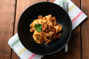 Pappardelle con funghi e ragù di manzo, pasta italiana 