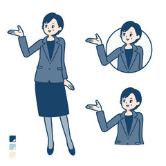 ビジネスミドル女性が解説しているイラスト