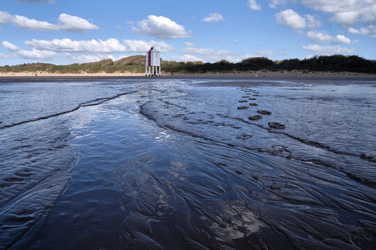Burnham-On-Sea soft sand and lighthouse on beach